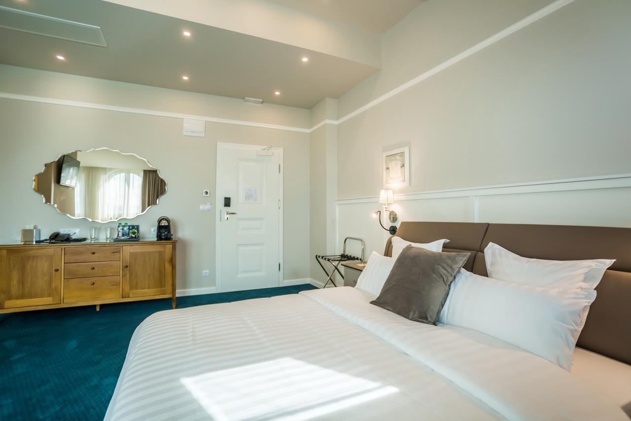 Hotel Residence Promenade Burgas ภายนอก รูปภาพ A room at the hotel